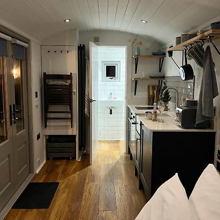 Luxury Shepherds Hut - The Sweet Pea By The Lake York Eksteriør billede