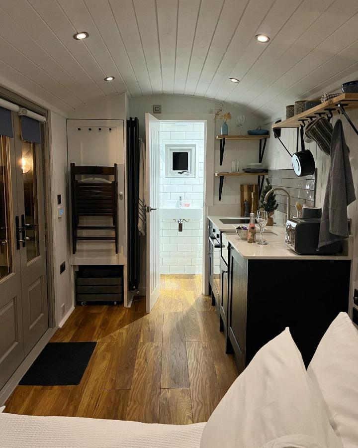 Luxury Shepherds Hut - The Sweet Pea By The Lake York Eksteriør billede