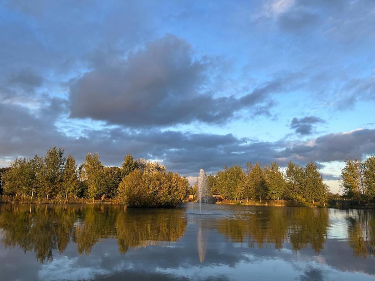 Luxury Shepherds Hut - The Sweet Pea By The Lake York Eksteriør billede