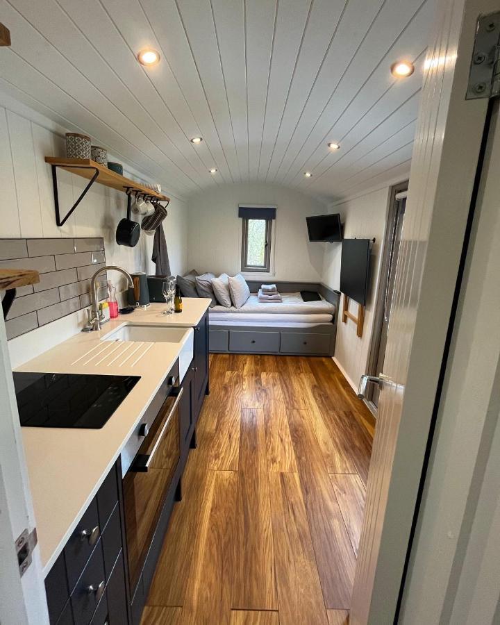 Luxury Shepherds Hut - The Sweet Pea By The Lake York Eksteriør billede