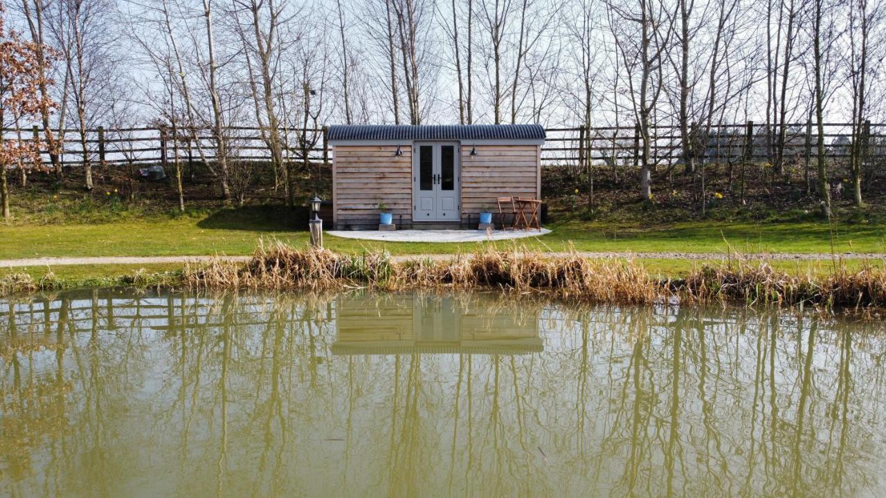 Luxury Shepherds Hut - The Sweet Pea By The Lake York Eksteriør billede