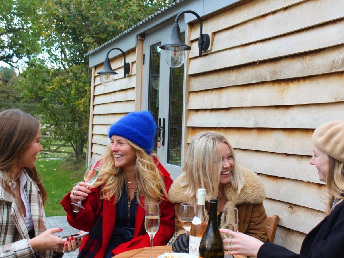 Luxury Shepherds Hut - The Sweet Pea By The Lake York Eksteriør billede