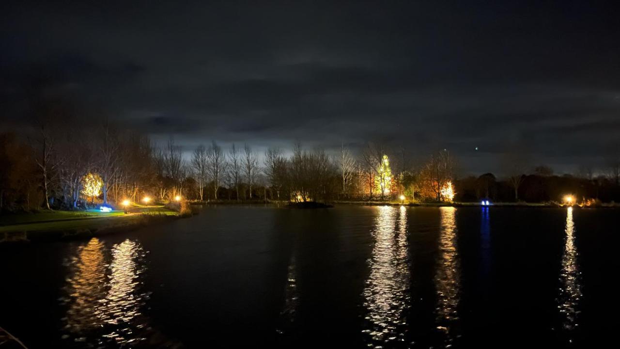 Luxury Shepherds Hut - The Sweet Pea By The Lake York Eksteriør billede