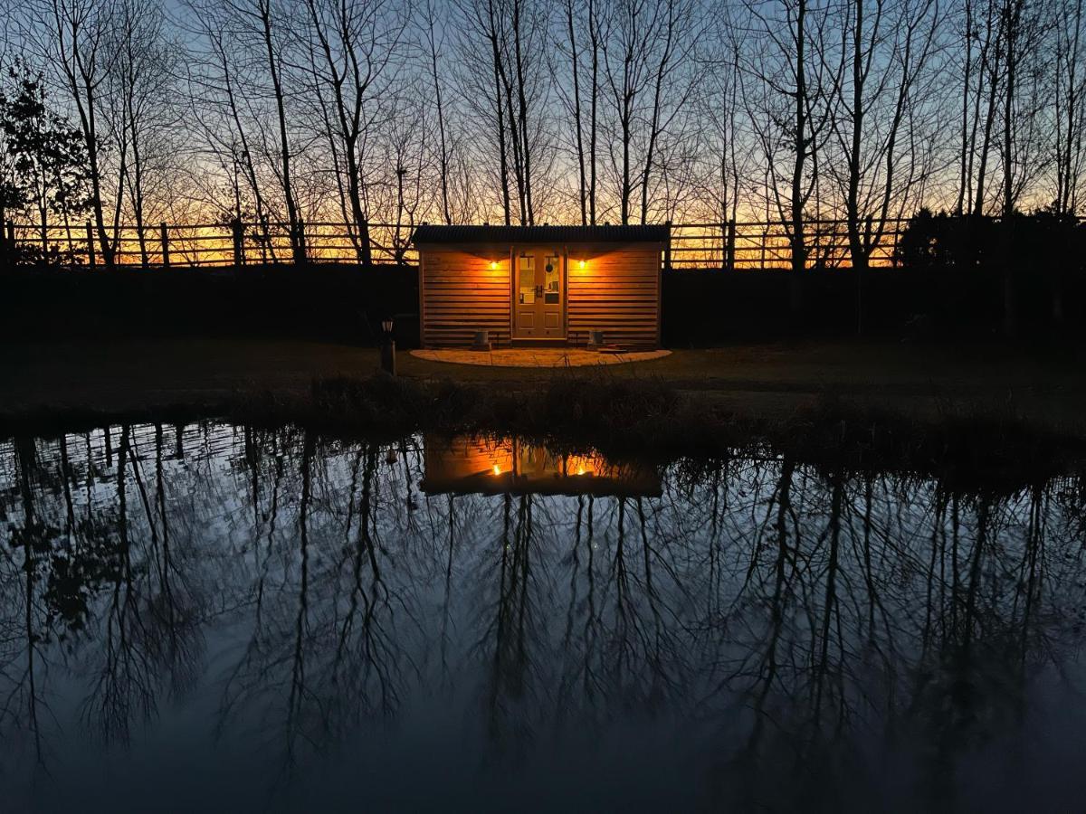 Luxury Shepherds Hut - The Sweet Pea By The Lake York Eksteriør billede