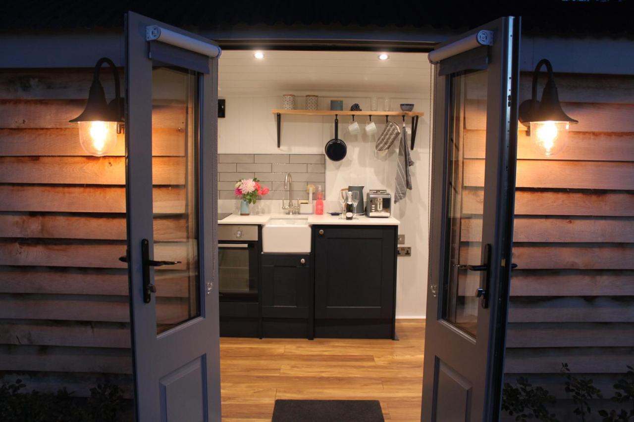 Luxury Shepherds Hut - The Sweet Pea By The Lake York Eksteriør billede