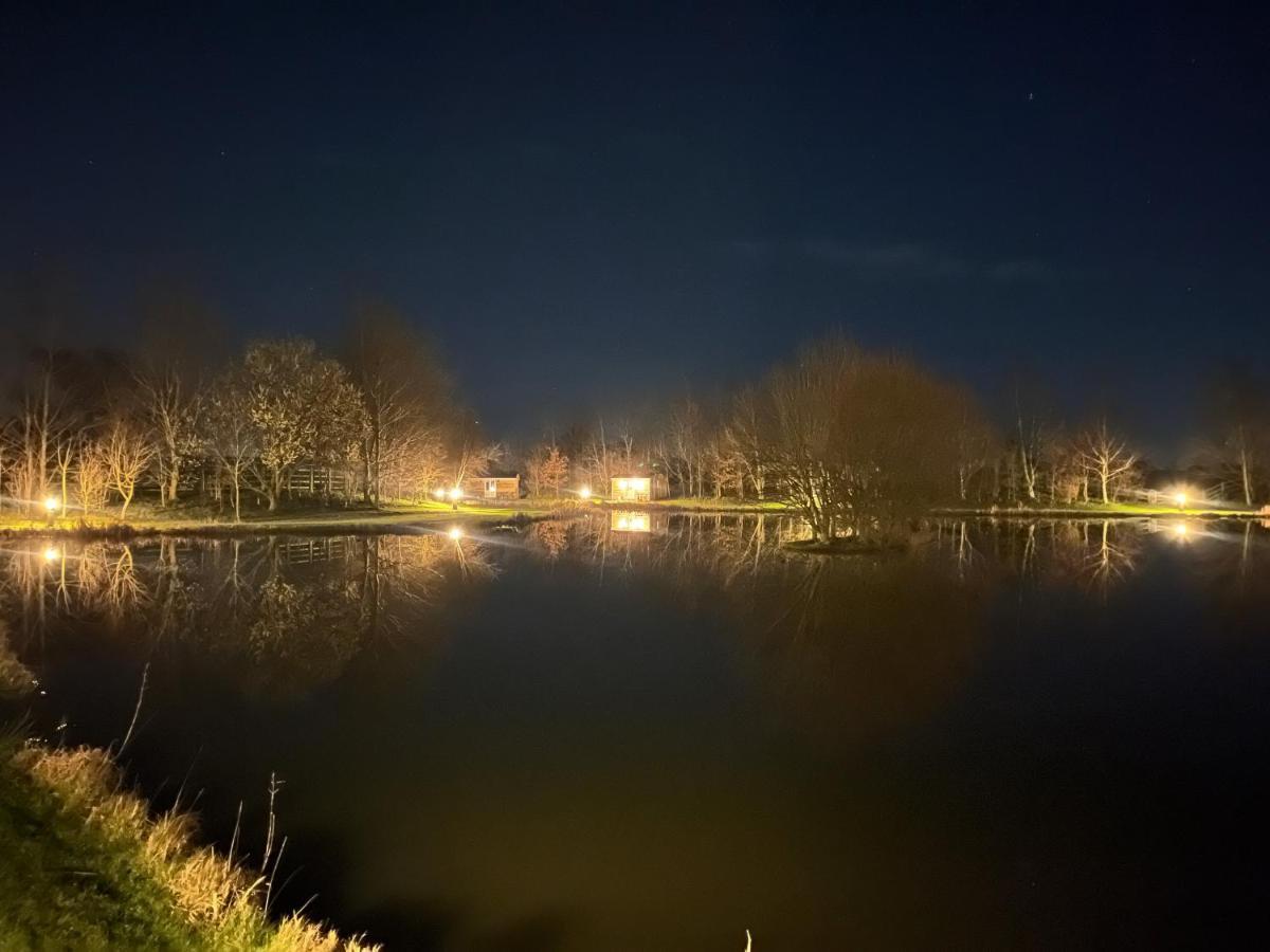 Luxury Shepherds Hut - The Sweet Pea By The Lake York Eksteriør billede
