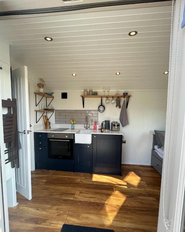 Luxury Shepherds Hut - The Sweet Pea By The Lake York Eksteriør billede