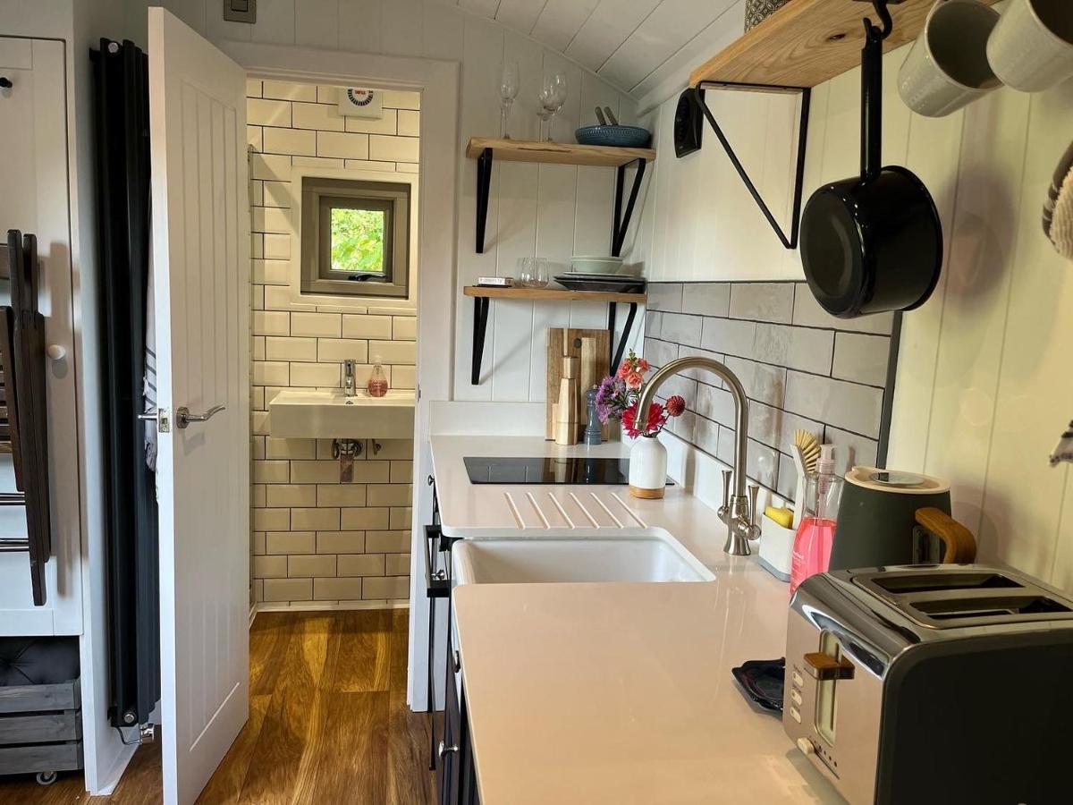 Luxury Shepherds Hut - The Sweet Pea By The Lake York Eksteriør billede
